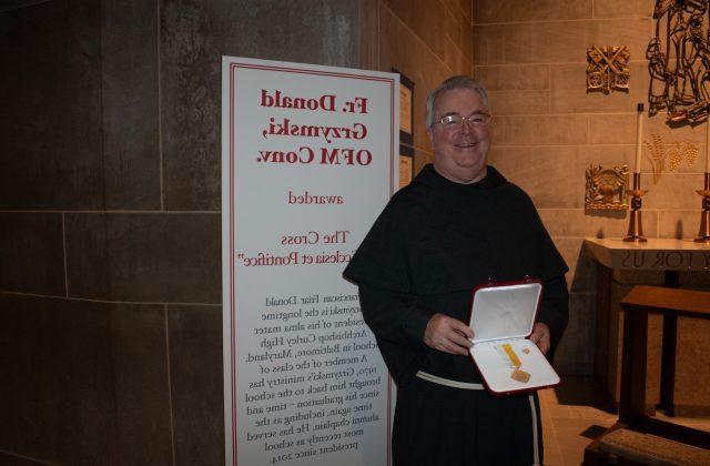 Fr. 唐纳德被授予教会和教皇十字勋章